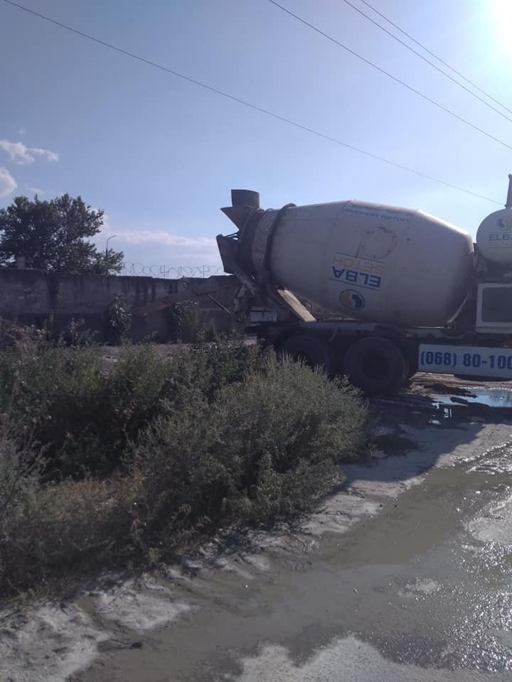 Херсонцы жалуются на бетонную пыль и ужасные запахи