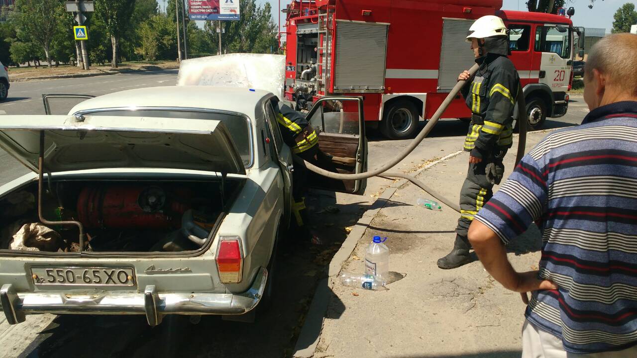 Гарячий понеділок: на Миколаївському шосе загорівся ГАЗ-24 - підпалили чи сам загорівся?