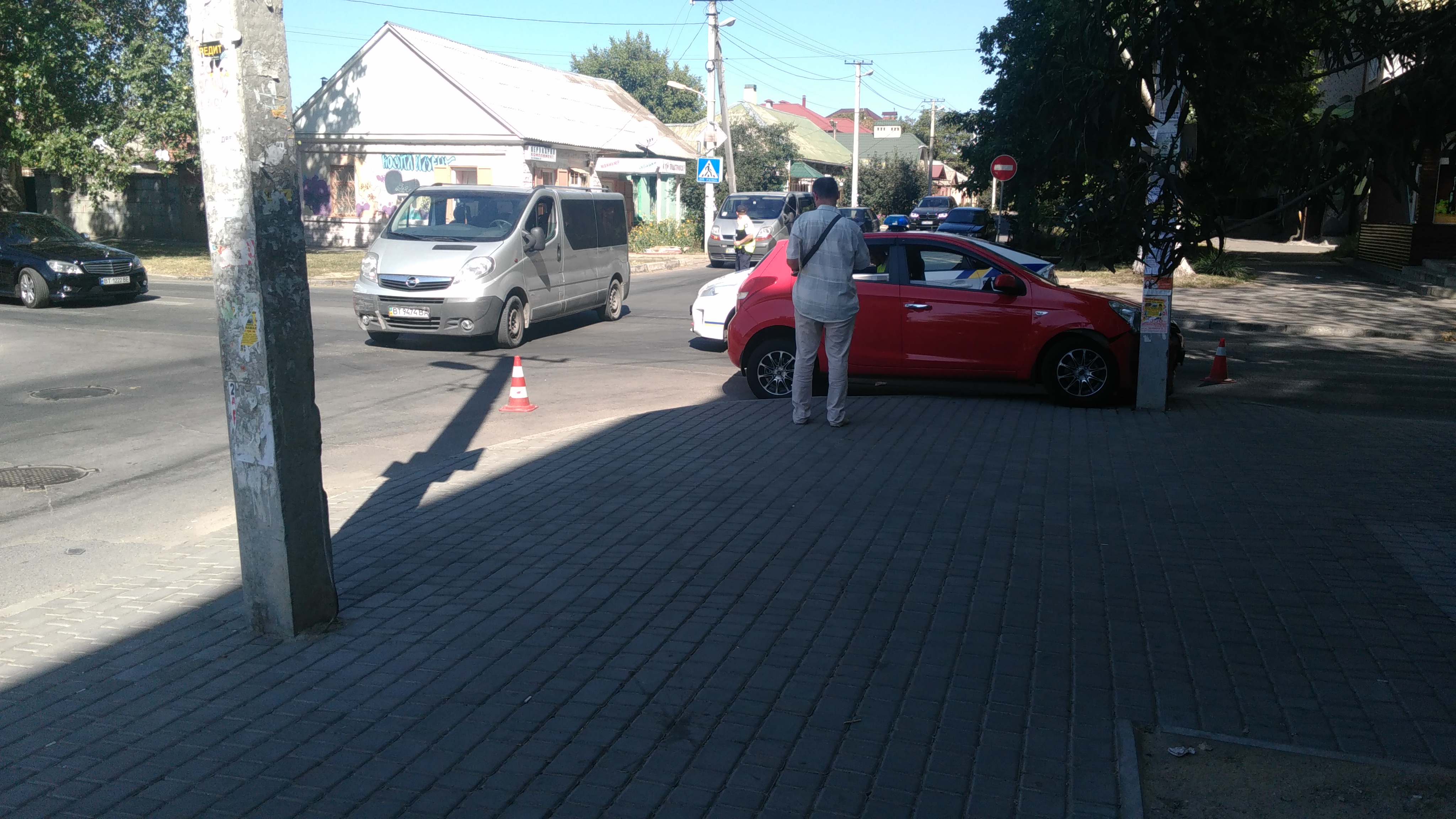 Пассажир в больнице, два побитых авто и опять пострадавший недавно поменянный столб - в центре Херсона ДТП