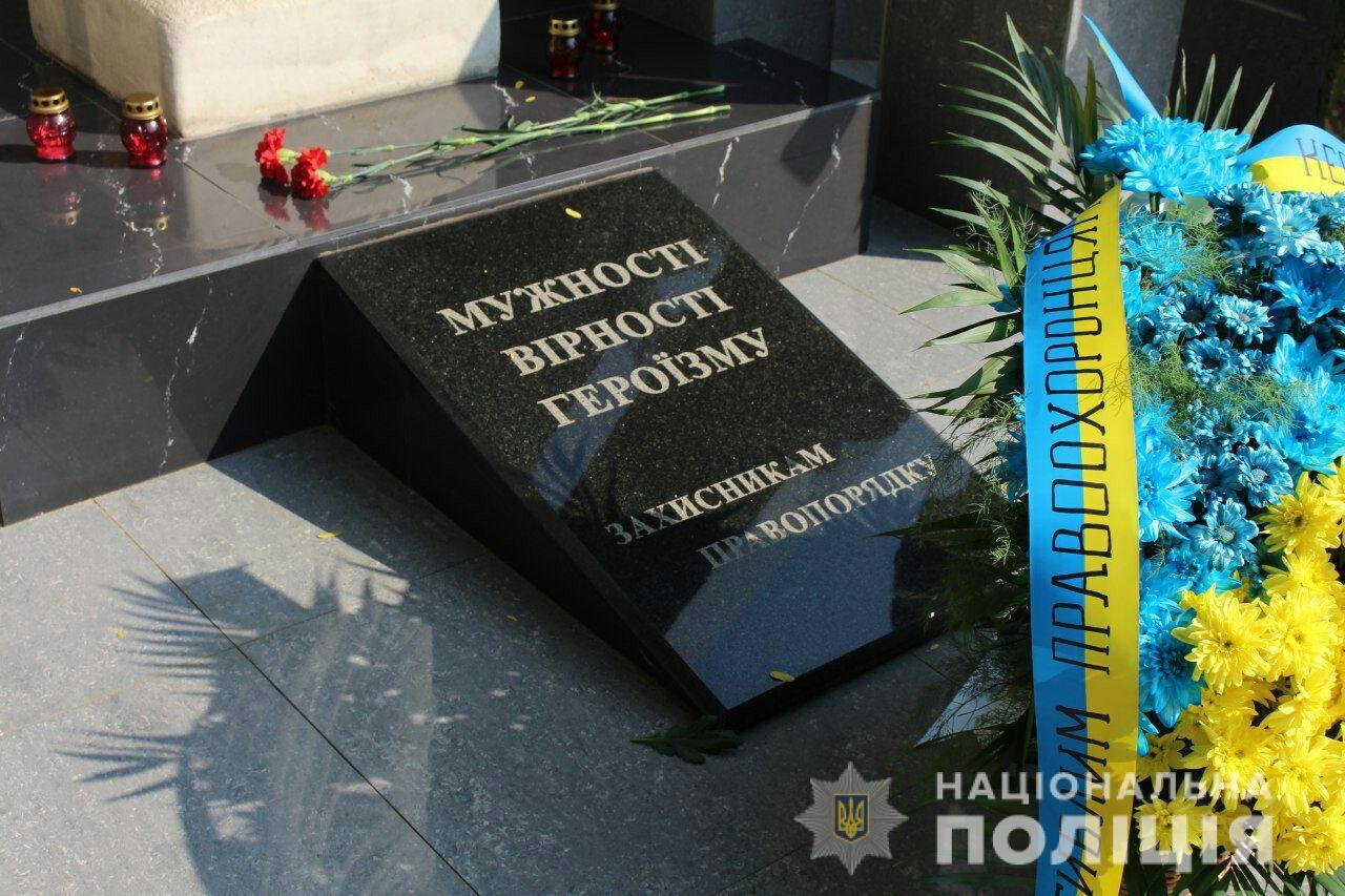 Поліцейські Херсонщини вшановують пам'ять загиблих під Іловайськом бійців батальйону «Херсон»