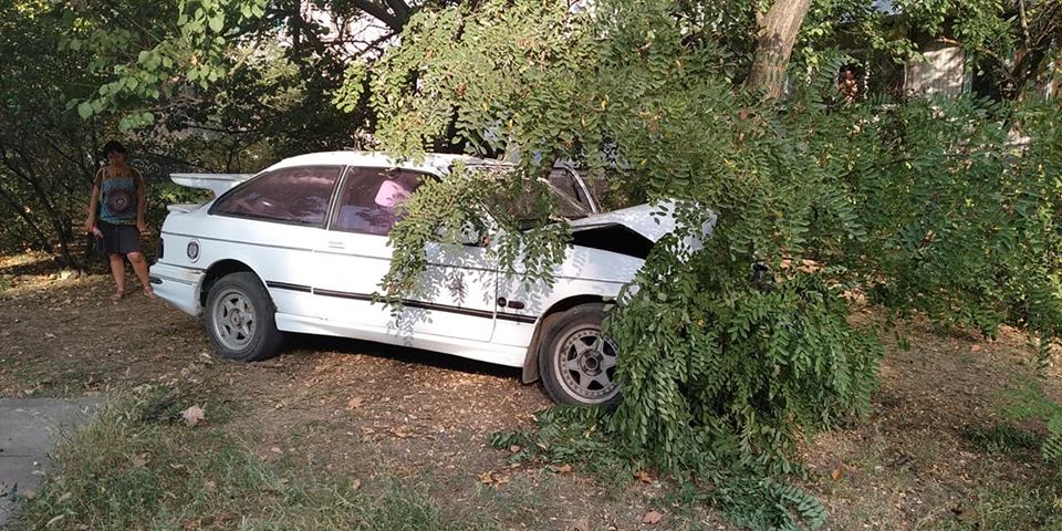 Пересёк встречную полосу, вылетел на тротуар и врезался в дерево - в Херсоне случилось смертельное ДТП