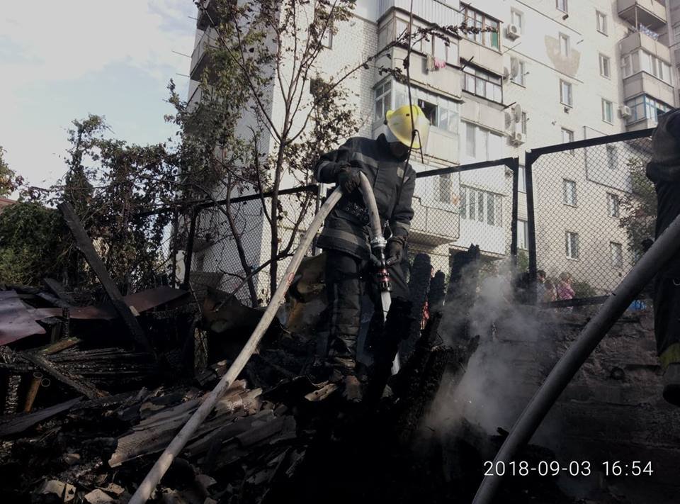 Каховські вогнеборці загасили пожежу в допоміжній споруді