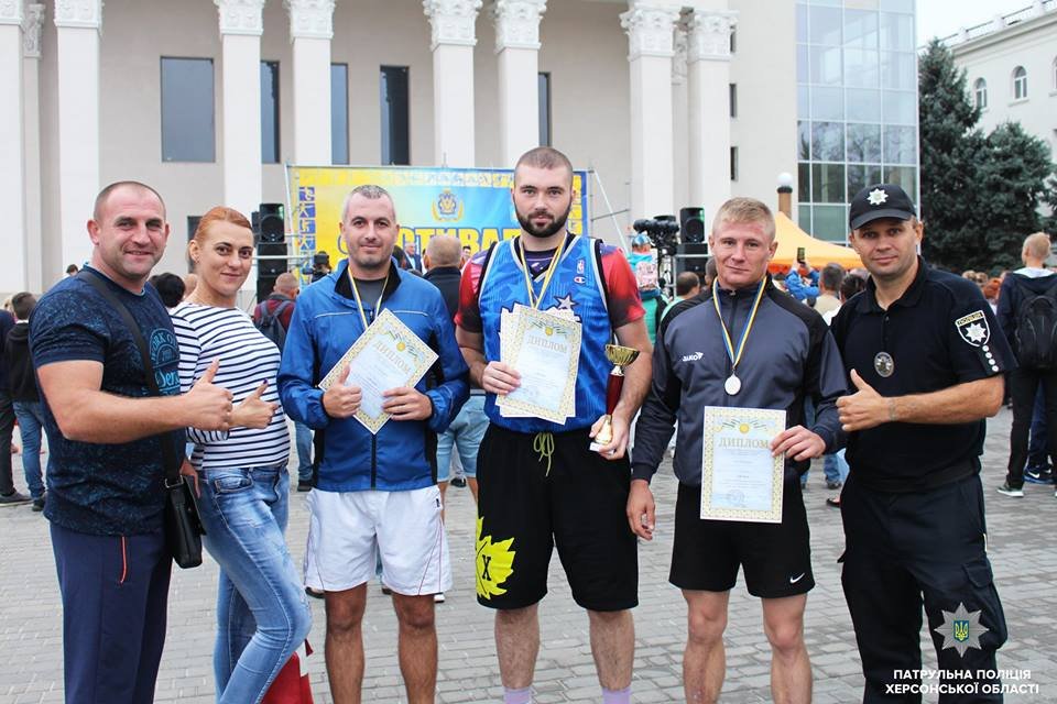 Херсонські патрульні помірялись силою на Фестивалі спорту
