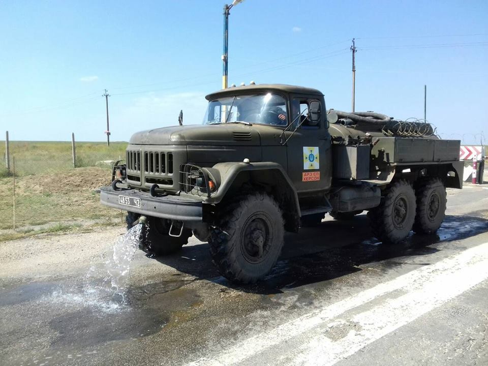 Херсонські рятувальники роблять усе можливе, щоб зменшити наслідки екологічної ситуації