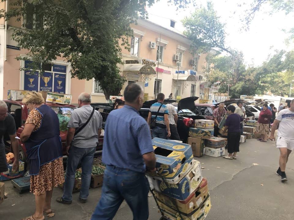 Хто розбереться зі стихійною торгівлею на одній із вулиць Херсону – на захист прав містян вступають «МИ – ХЕРСОНЦІ»