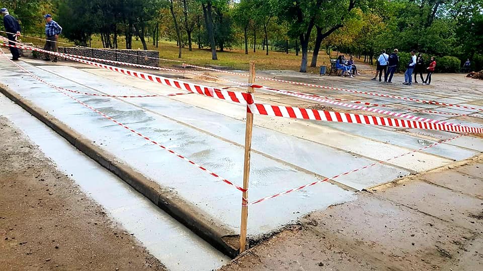 В Херсоне ступени на центральном входе в парк Димитрова 