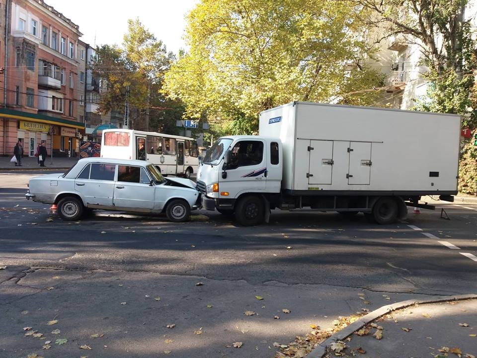 Мороженое так и не доехало до магазина  – в Херсоне очередное ДТП (ФОТО)