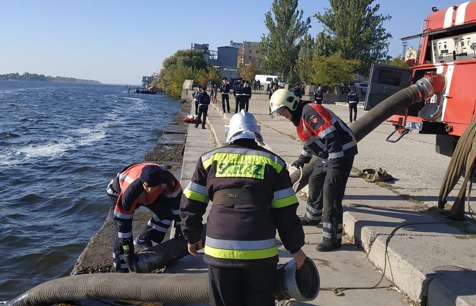 У Херсоні з майбутніми пожежними-рятувальниками відпрацьовано практичне заняття