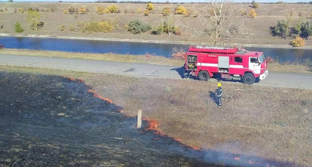 Каховські рятувальники щодня гасять пожежі сухостою