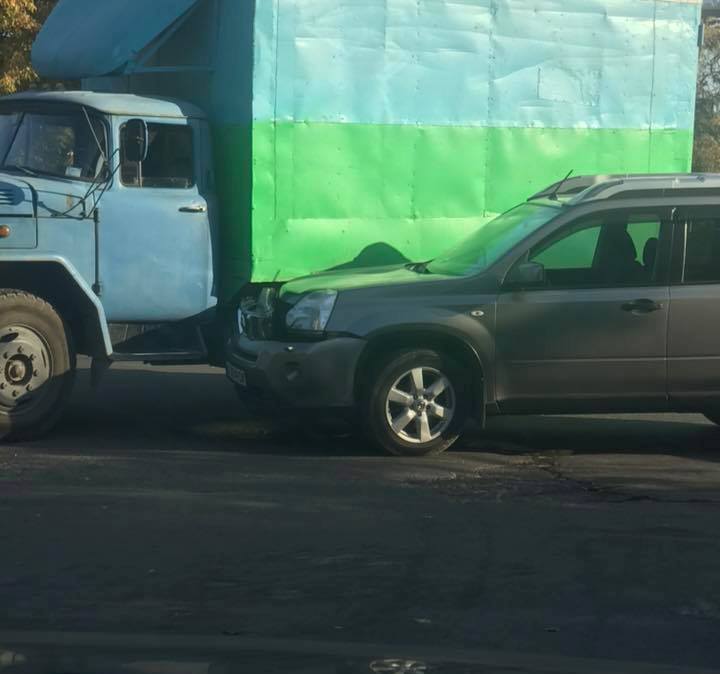 Легковушка неудачно обогнала грузовик - в Херсоне утреннее ДТП