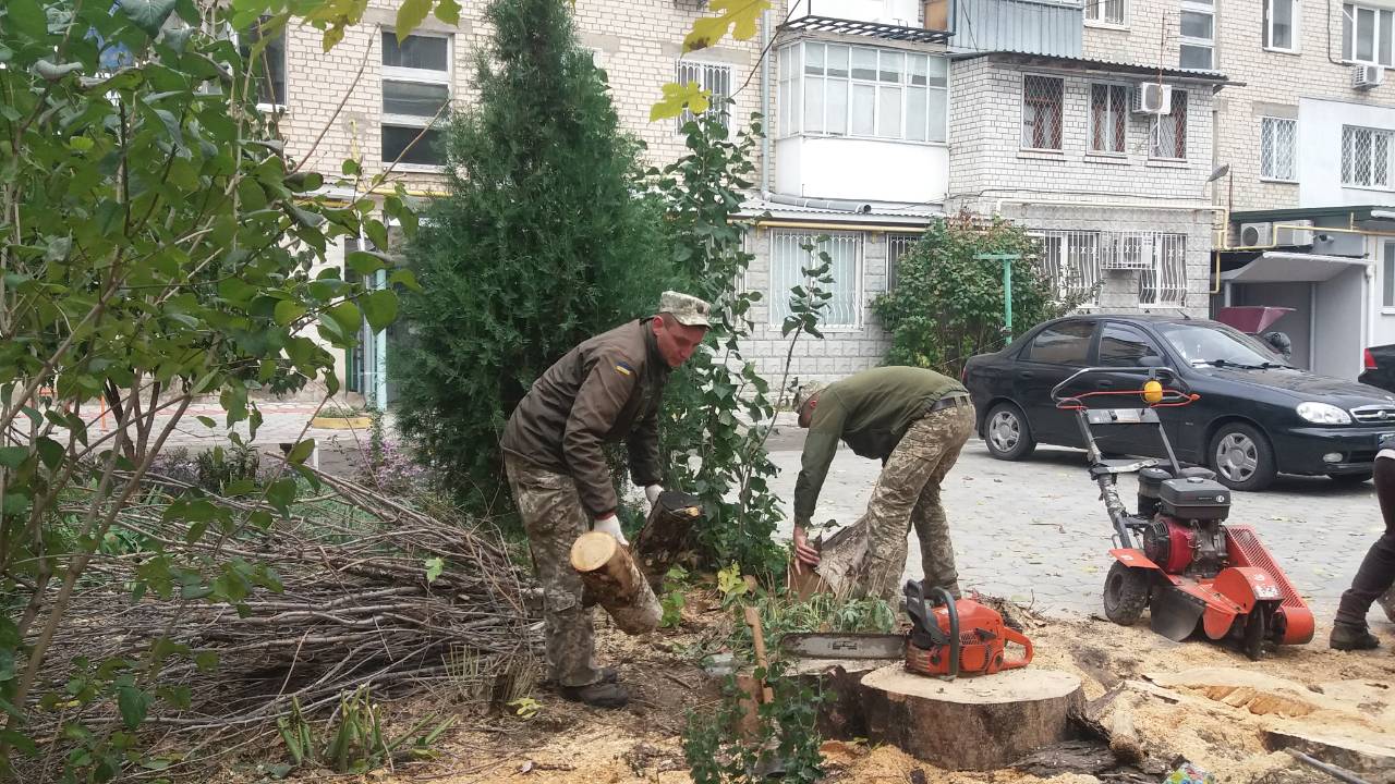 Полезное с приятным - жители одного из дворов в Херсоне и себя обезопасили, и военных обогрели