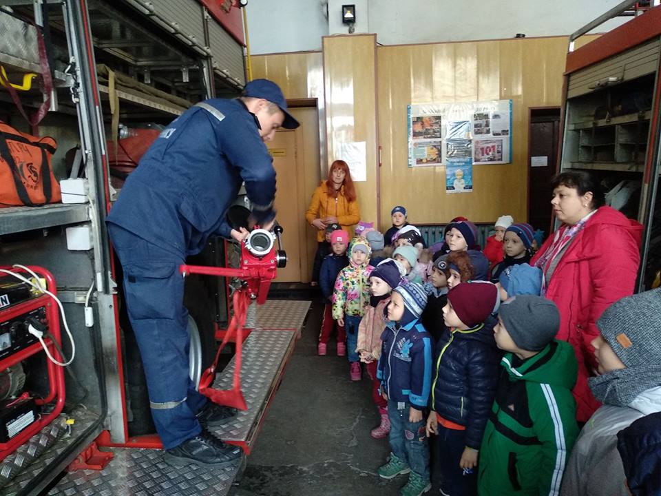 Каховські рятувальники говорили з малечею про серйозні речі