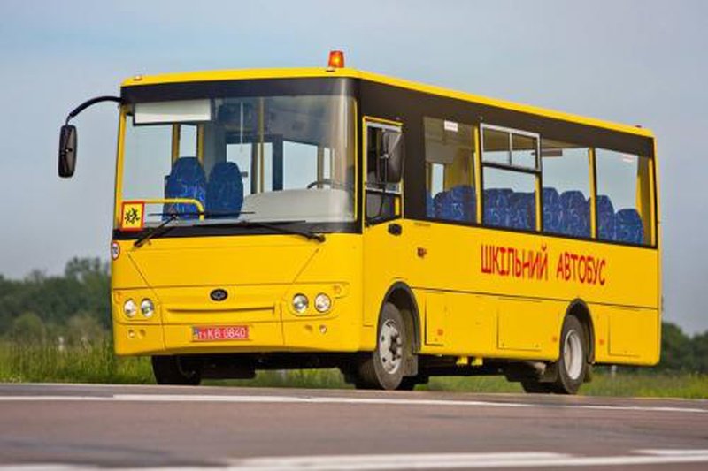 Новокубанський навчально-виховний комплекс отримав новенький шкільний автобус