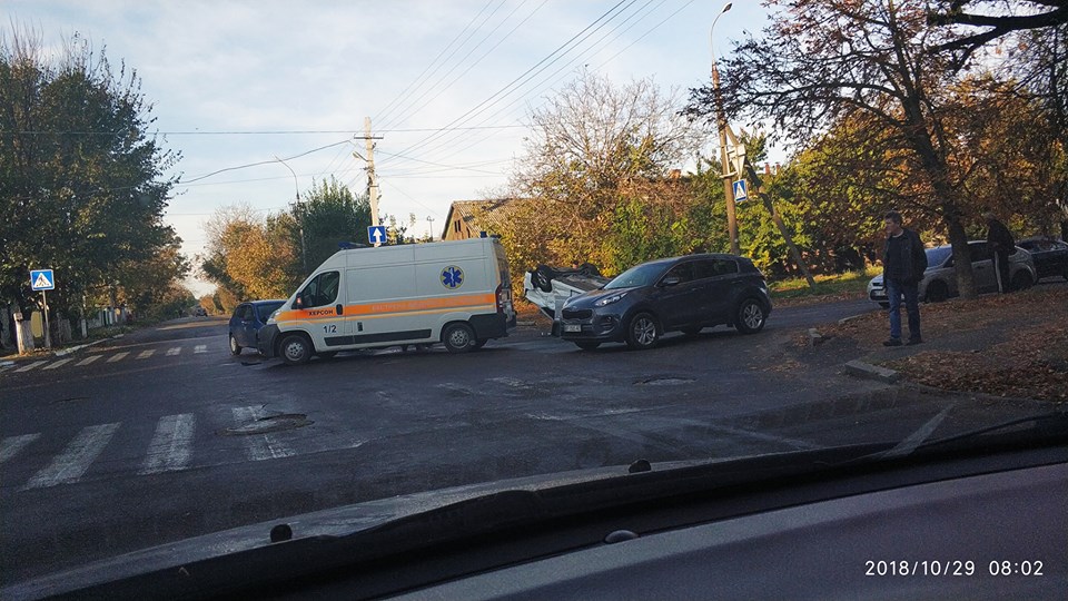 Не економте на дитячих кріслах - у Херсоні ранкове ДТП, серед пасажирів втрапивших в аварію авто є дитина