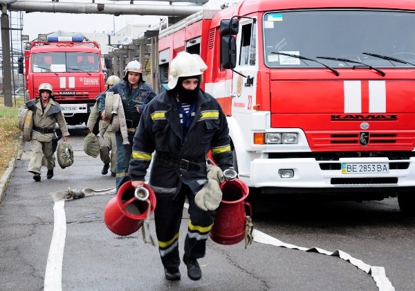 Херсонським вогнеборцям ніколи відпочивати - за добу гасили 9 пожеж