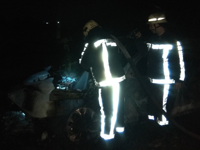 У Корабельному районі Херсона вогнеборці загасили пожежу іномарки