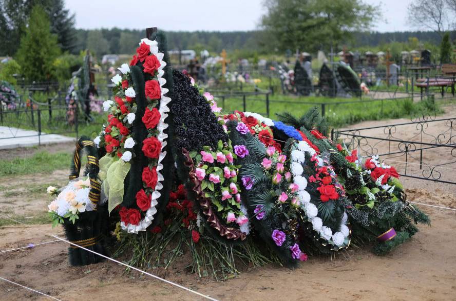 Нічого святого - на Херсонщині жінка спалювала вінки з могили, щоб отримати сталевий дріт