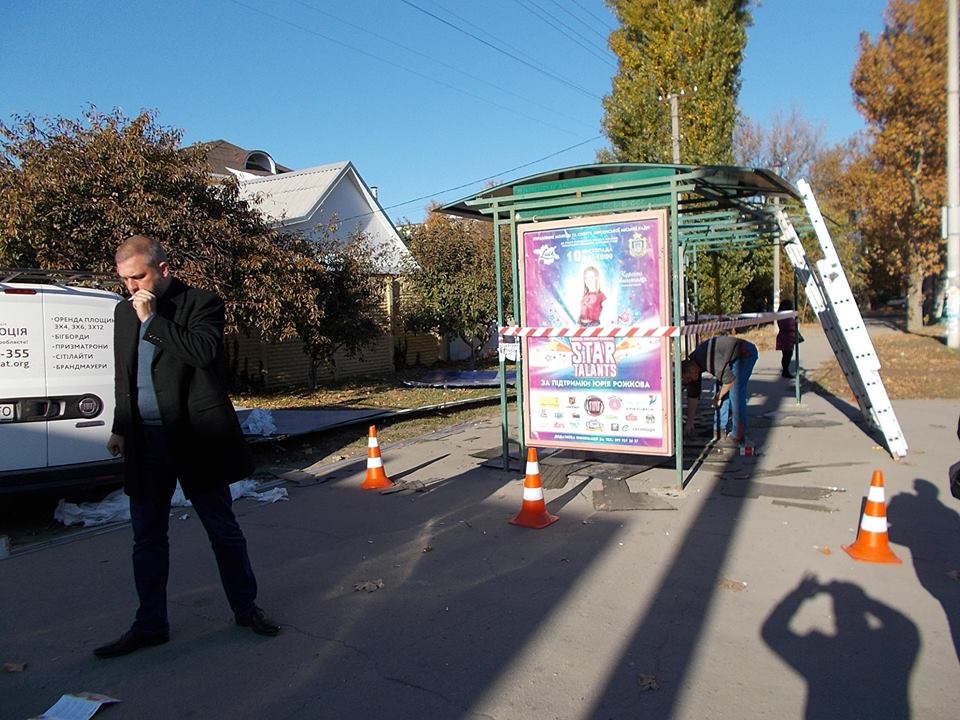 А на зупинці по вул. Кулика, все ж таки, відбулися зміни (ФОТО)