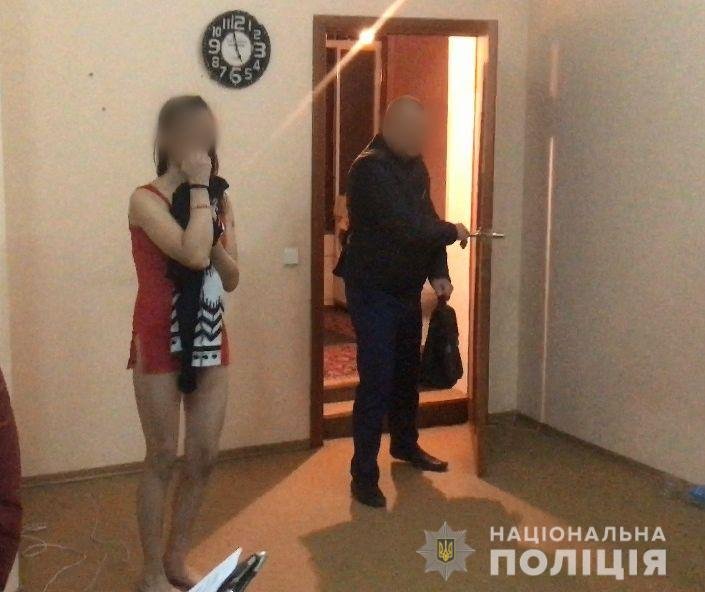 В Херсоні поліцейські викрили звідницю, яка постачала чоловікам подругу-повію