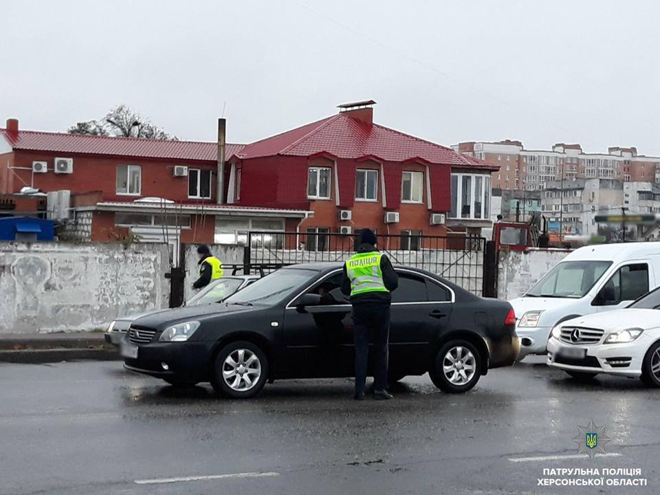 У Херсоні, поки водії чекали на залізничному переїзді, патрульні роздавали їм корисні 