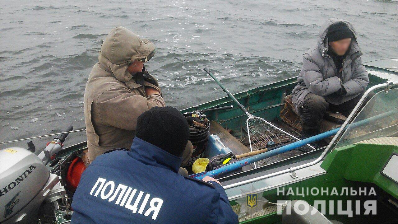 Водна поліція Херсонщини не дрімає - перевіряє, чи дотримуються рибалки правил