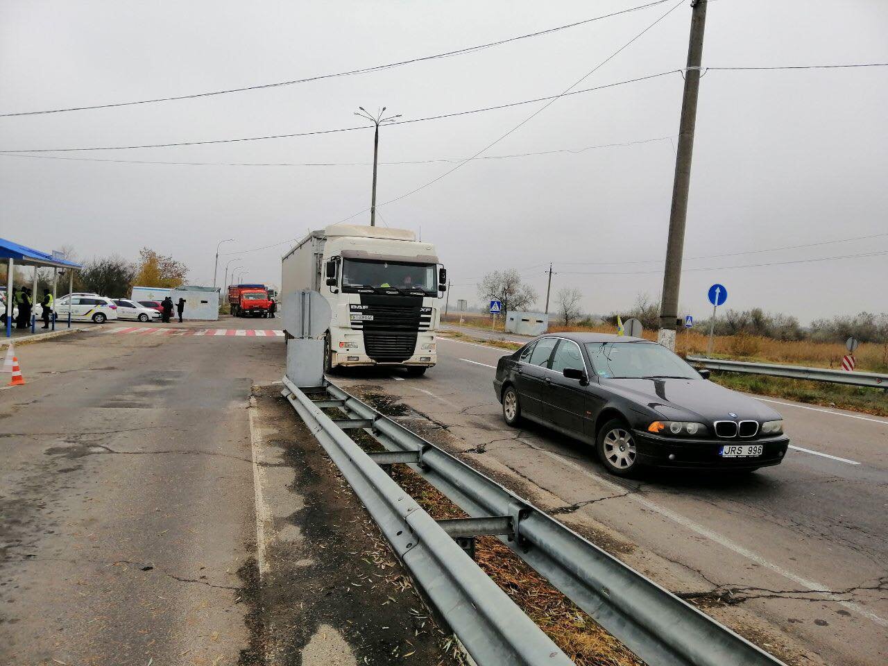 Движение под Херсоном затруднено: «Авто Евро Сила» остановила перегруженные фуры