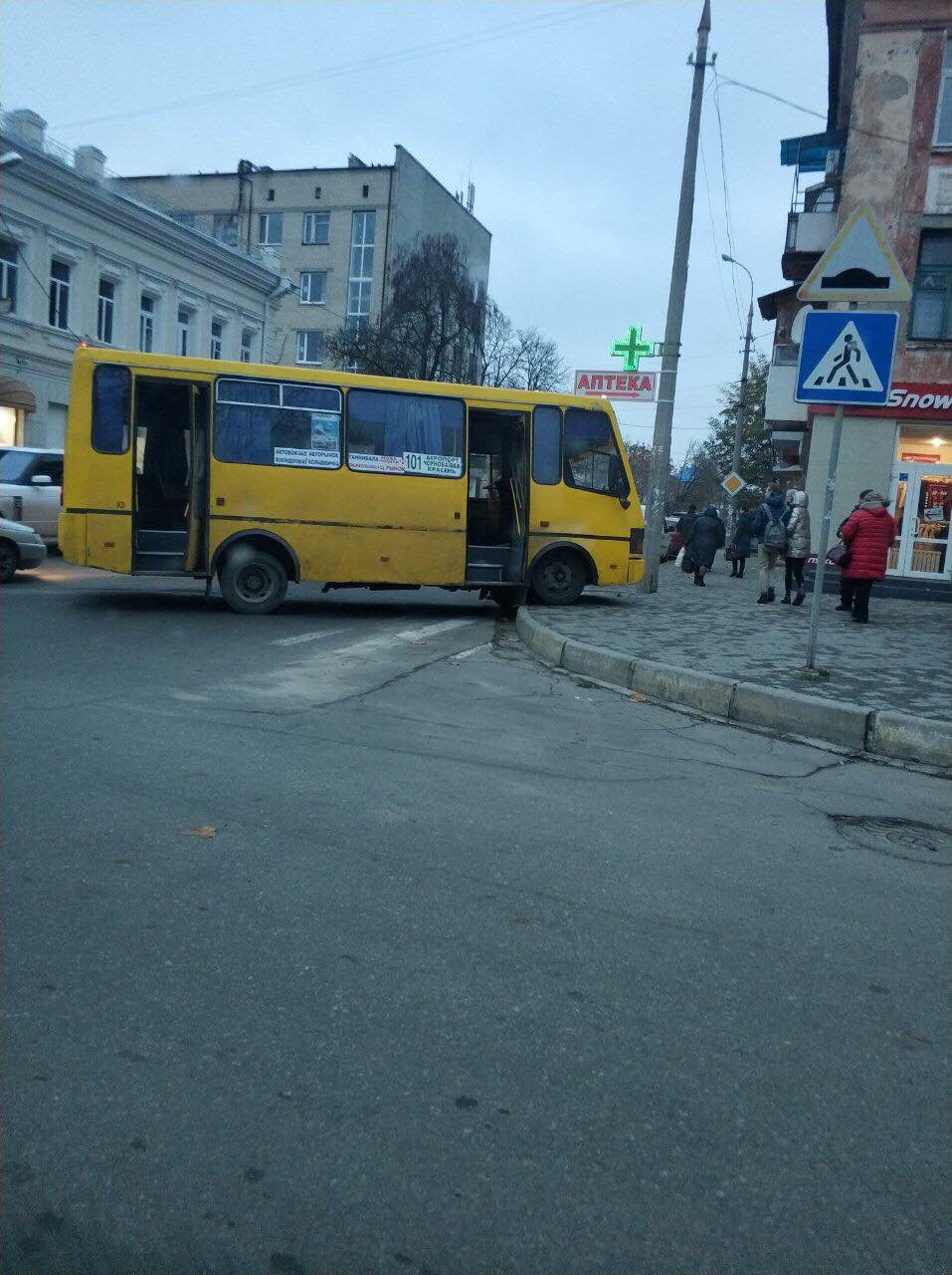 Общественный транспорт в Херсоне далеко не безопасен: в центре города чрезвычайное происшествие на дороге