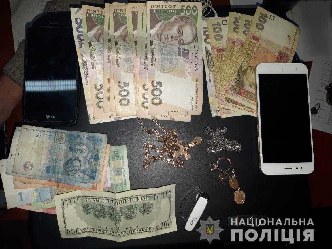 Олешківські оперативники затримали підозрюваного у крадіжці 2700 доларів США з будинку підприємця