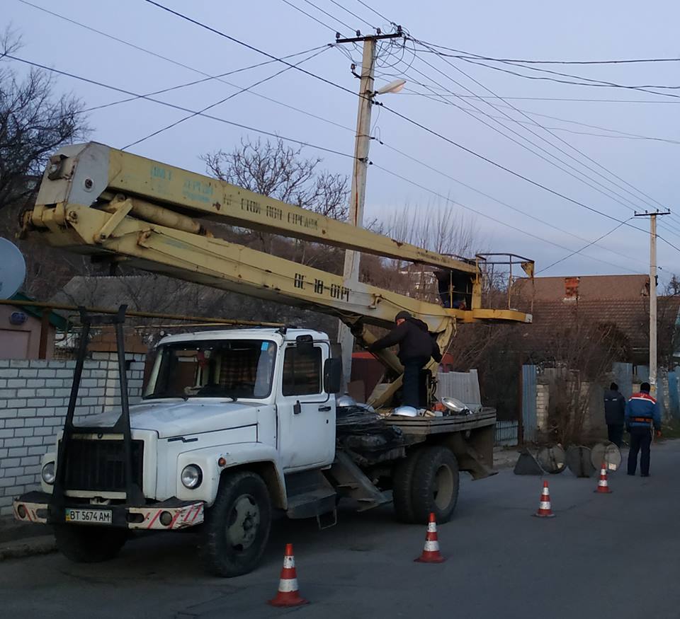 Люк кое-как огородили и сделали освещение - херсонец поражен силой фейсбука