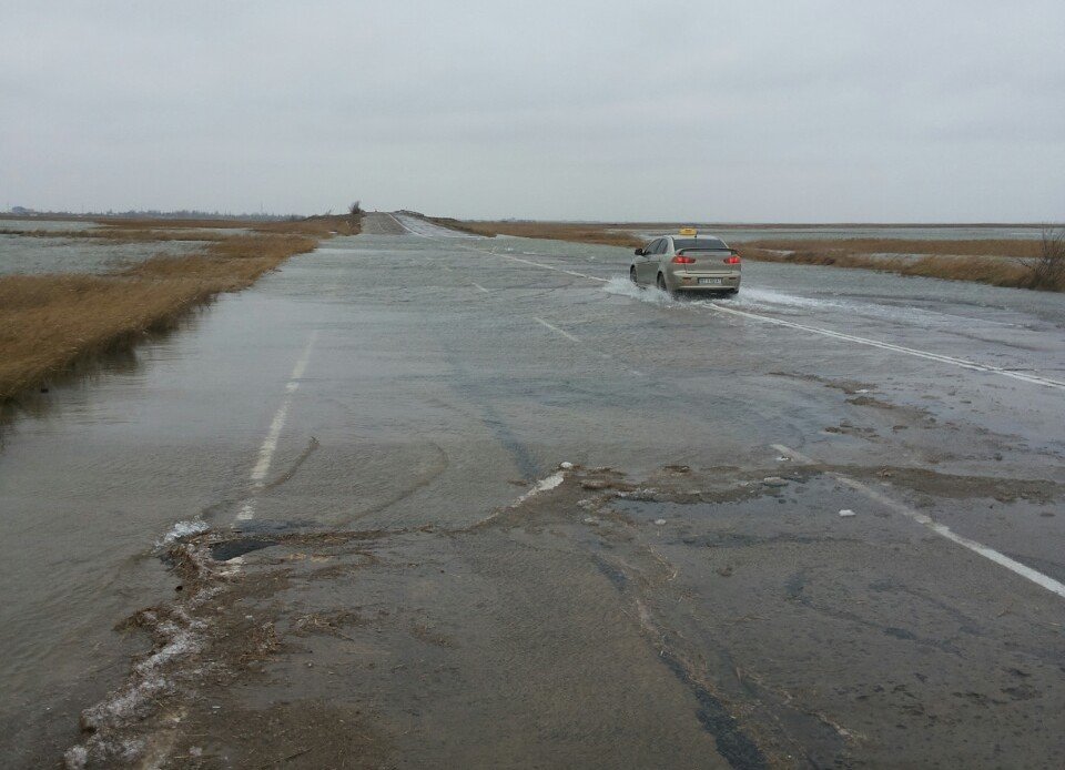 Генічеські рятувальники чергують на місці переливу Азовського моря