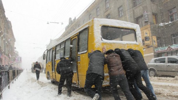 Гуртом легше й маршрутку з-під снігу витягати: якими були перші зимові вихідні у Херсоні (ВІДЕО)