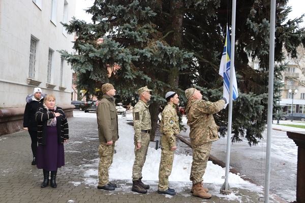 Над Херсонською облдержадміністрацією замайорів прапор ВМС - підтримуємо полонених моряків (ФОТО)