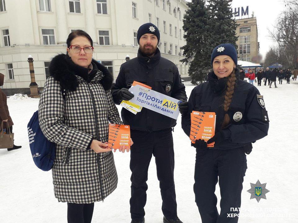 Віч-на-віч херсонська поліція зустрілася з жителями міста: вчилися говорити насильству - ні (ФОТО)