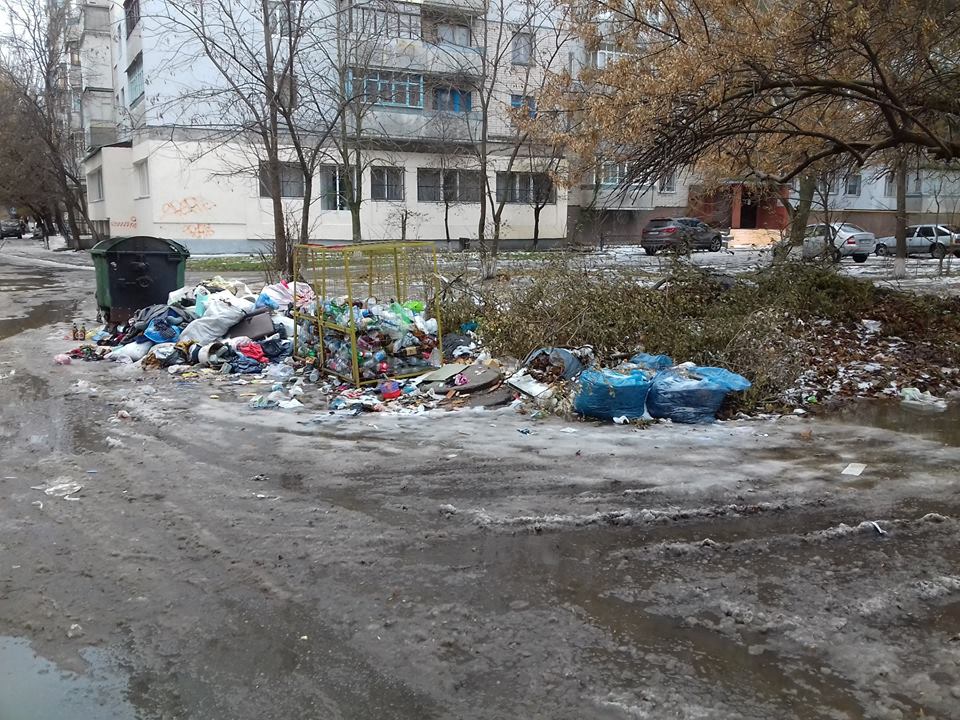 Мешканці херсонських багатоповерхівок живуть посеред купи сміття, яке самі і створили (ФОТОФАКТ)