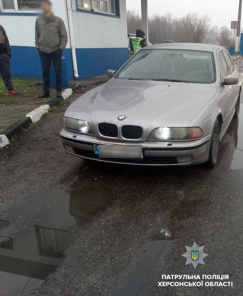 Херсонські патрульні викрили злочинця із сумнівними документами