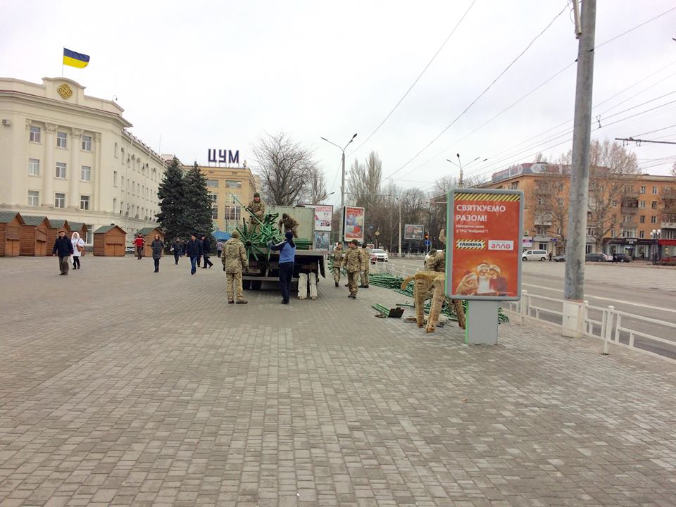 В Херсоне начали монтировать главную новогоднюю елку области (фотофакт)