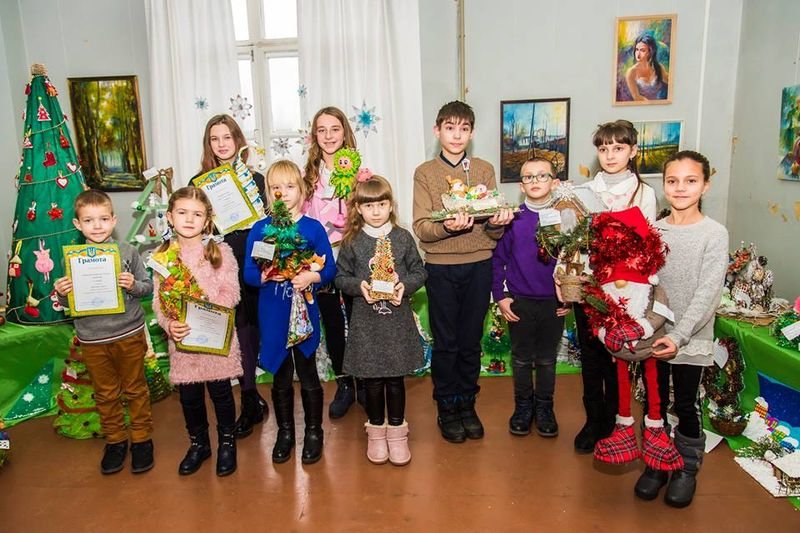 Новокаховські школярі піклуються про екологію - на заміну живим ялинкам майструють новорічні букети