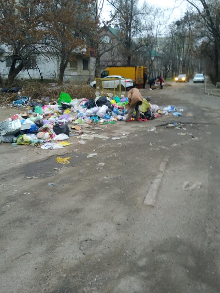 Херсонцы остались без мусорных баков и «по уши» в грязи (ФОТОФАКТ)