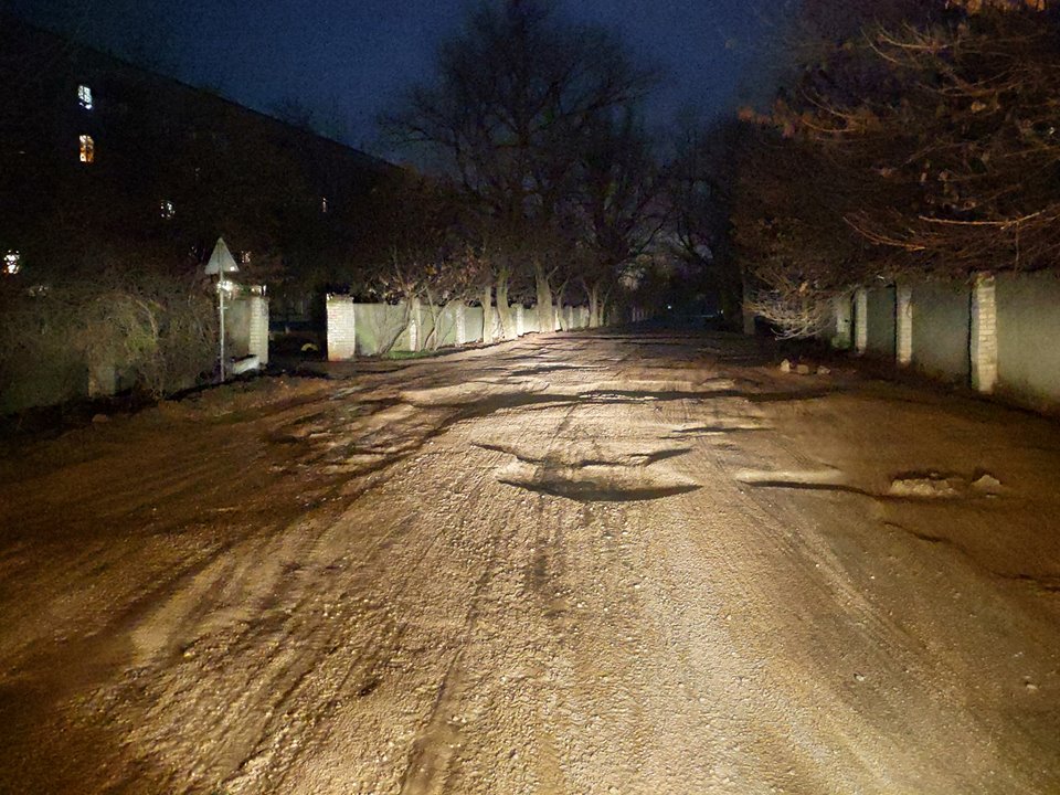 В Херсоне улица Паровозная напоминает полигон для испытаний луноходов