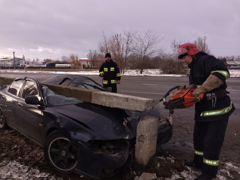 Аврал на дорогах Херсонщини: рятувальники надали допомогу поліції посеред траси