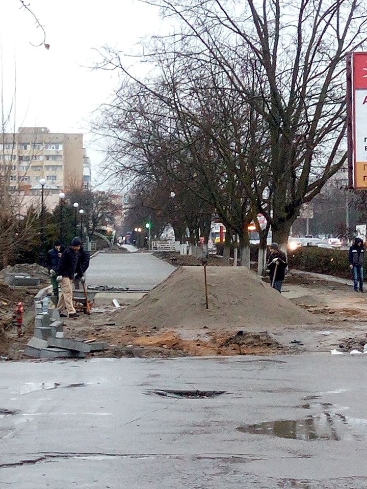 Тротуар в Херсоні кладуть і в дощ, і в холод, і на свята - та чи буде з того користь