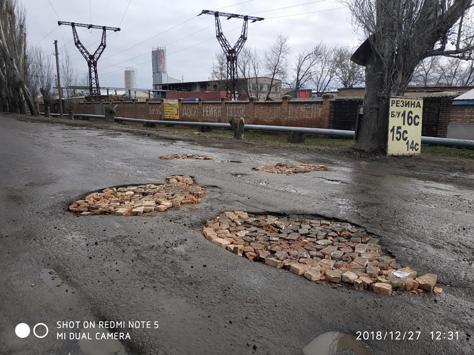 Херсонцы латают огромные дыры на дорогах своими руками (ФОТОФАКТ)