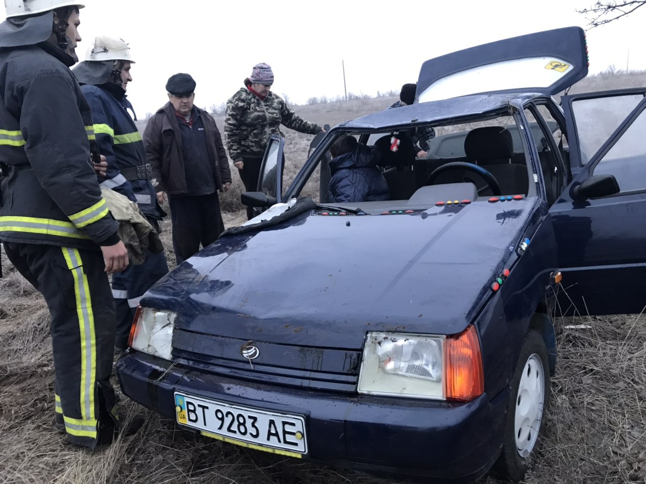 На Херсонщині водій не впорався з керуванням і машина злетіла зі слизької дороги