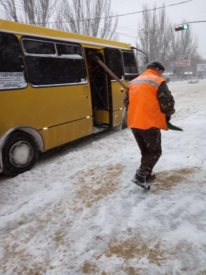 Відпочивати ніколи - комунальні служби Херсона потихеньку підкорюють зимову стихію (ФОТО)