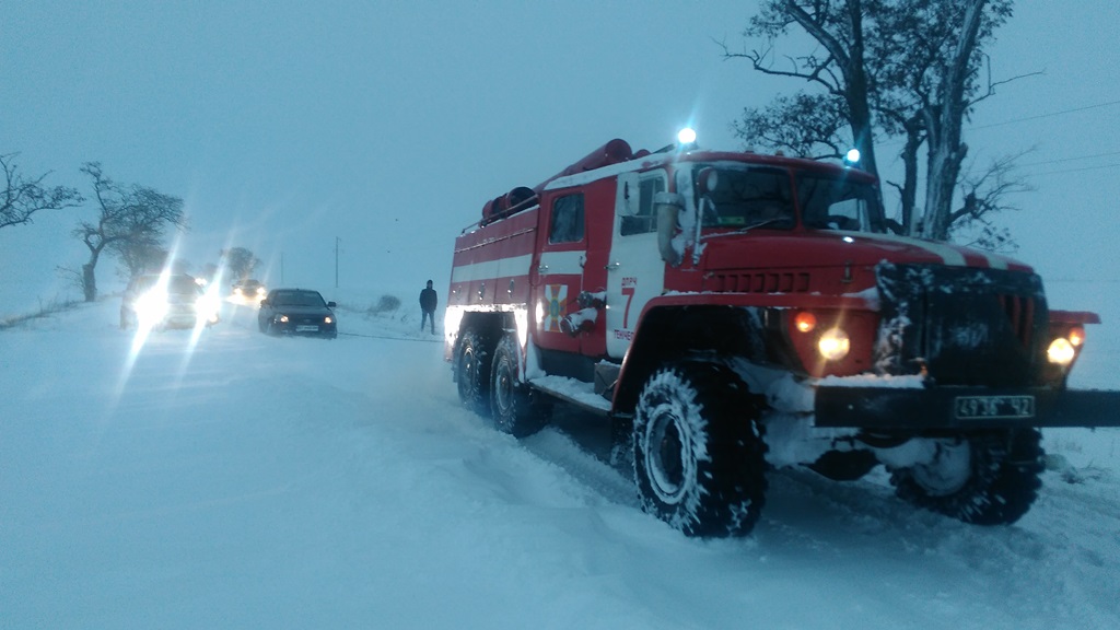 Впоратися зі сніговими заметами змогли не всі водії Херсонщини - допомога рятувальників не була зайвою