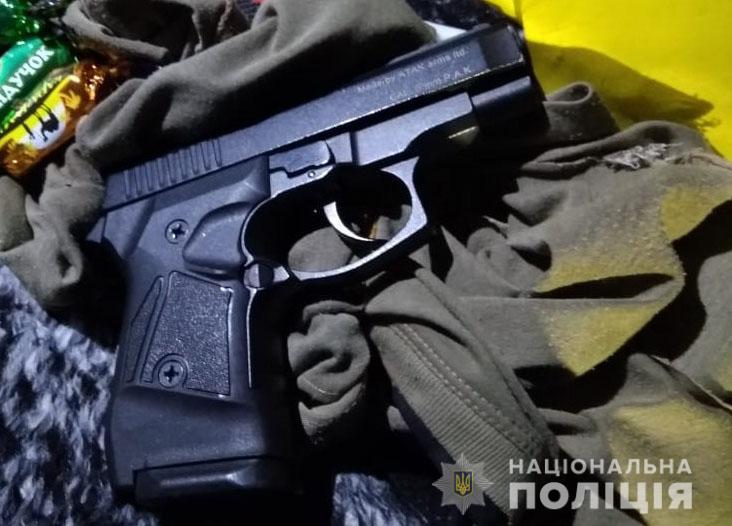 У одному з олешківських селищ як у голівудському фільмі - чоловік у масці, пістолет, пограбування магазину