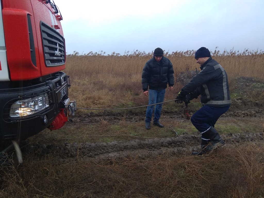 Херсонські рятувальники витягли з багнюки мікроавтобус (ФОТО)