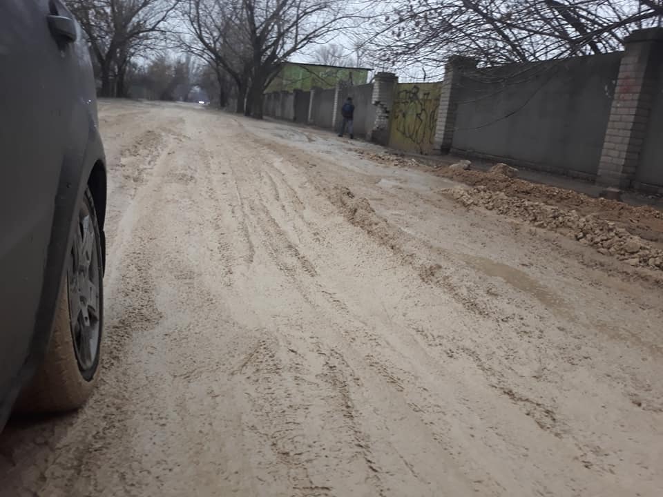 Раньше проваливались в ямы, теперь месим грязь - в Херсоне подремонтировали улицу Паровозную