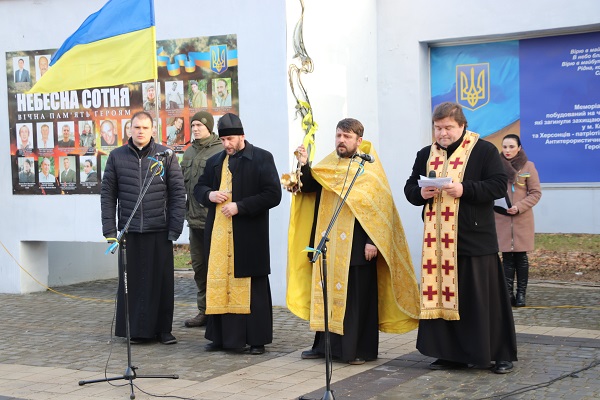 Херсонці вшанували пам’ять загиблих під Крутами (ФОТО)