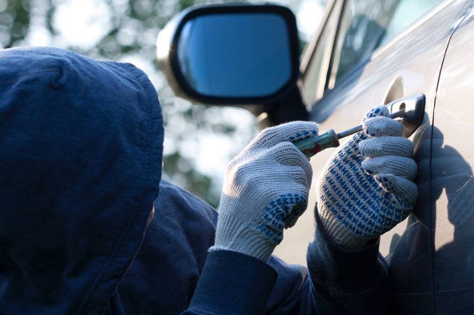 Не залишайте цінні речі та гроші в автомобілі - крадій позбавив херсонця чималої суми